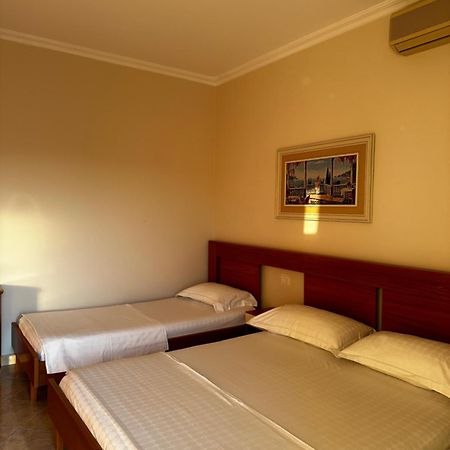 Ami Apartament Vlorë Esterno foto