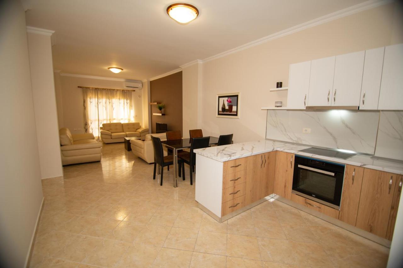 Ami Apartament Vlorë Esterno foto