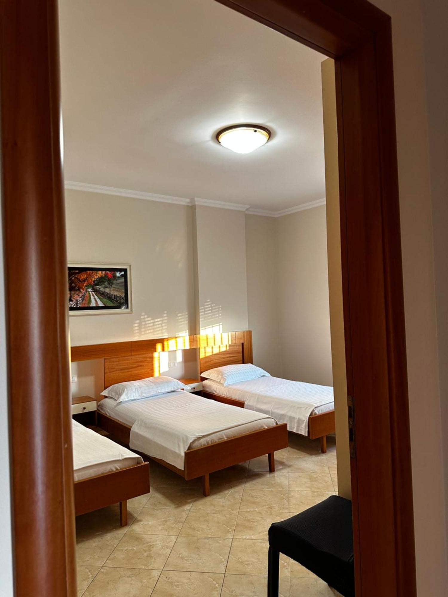 Ami Apartament Vlorë Esterno foto