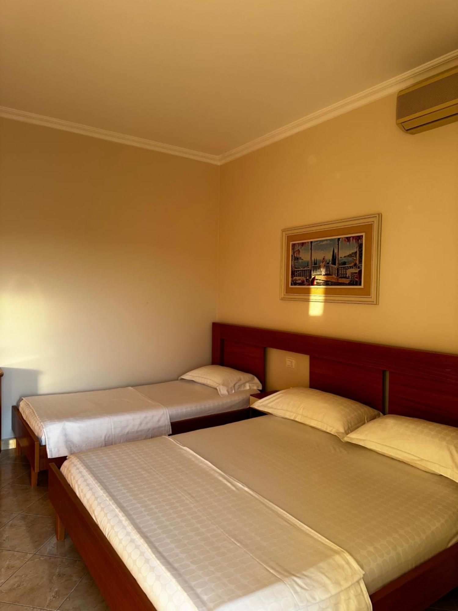 Ami Apartament Vlorë Esterno foto